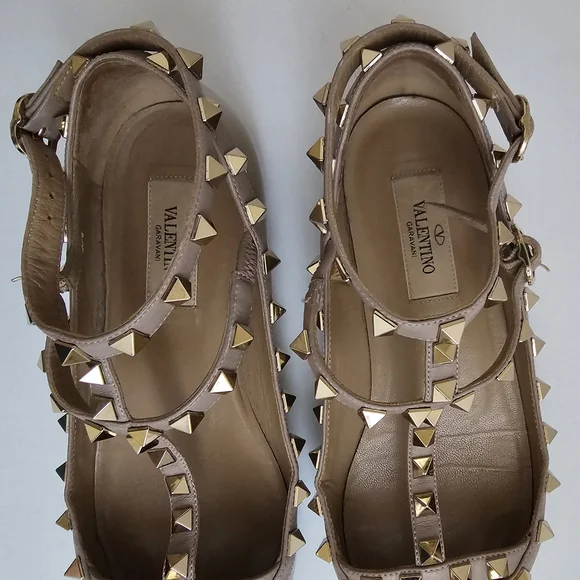Valentino Garavani EU37 Rockstud Flats / Nude Patent Leather / Great Condition